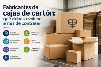 Fabricante de cajas de cartón inspeccionando producción en planta